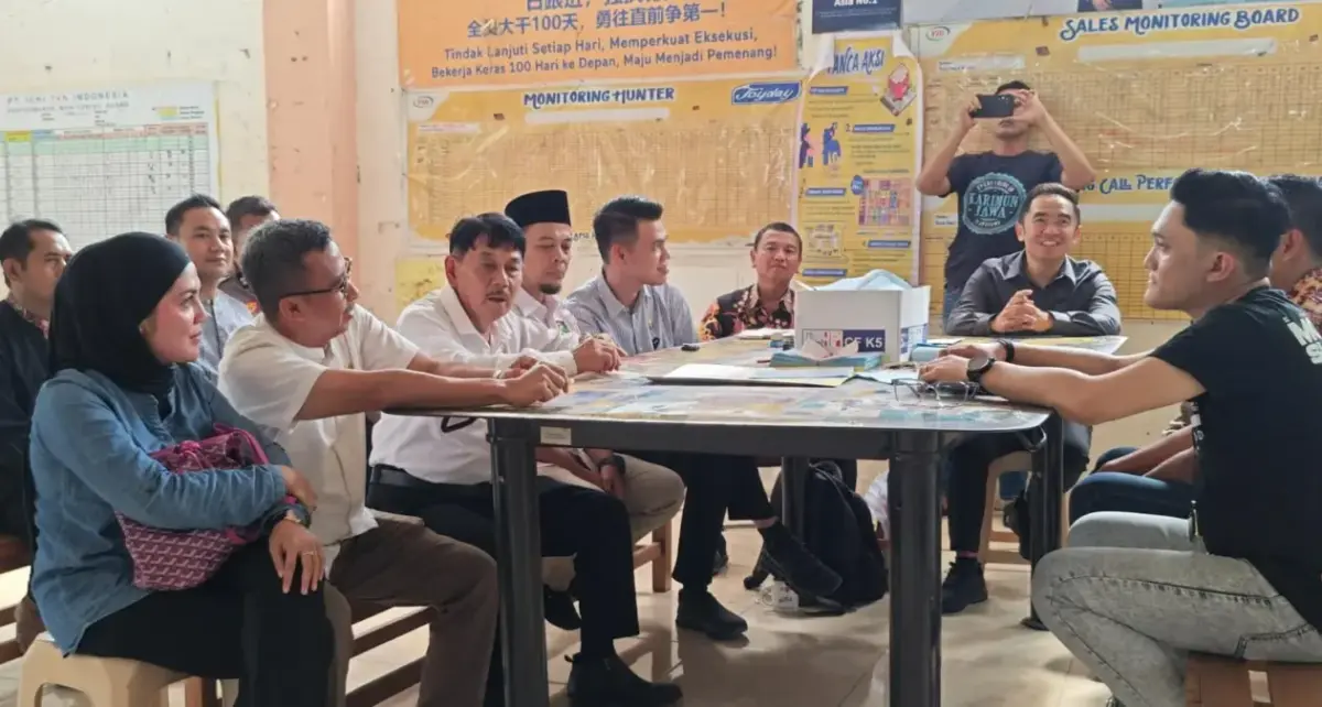 Ketua DPRD Kuningan sidak ke sebuah perusahaan.