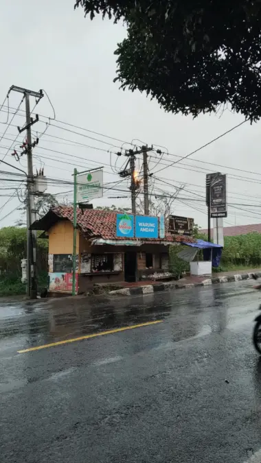 Travo listrik tersambar petir.