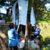 Mobil terperosok