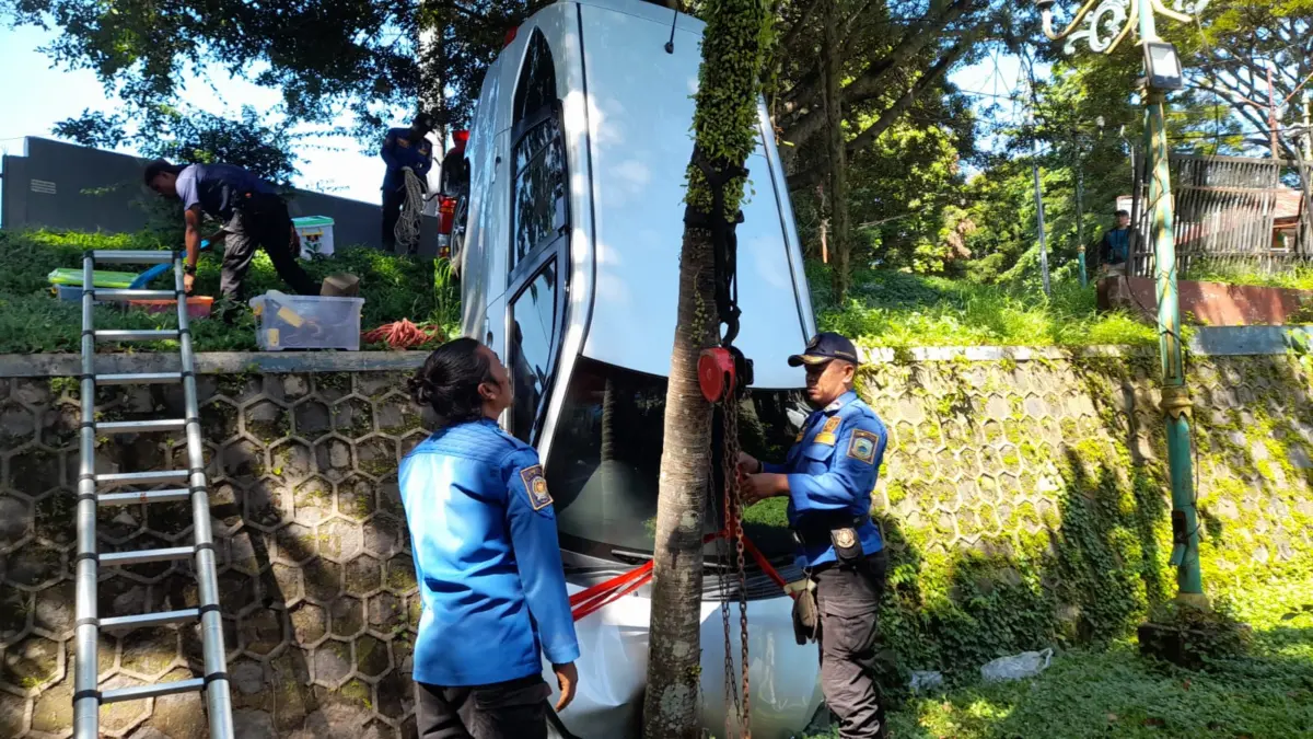 Mobil terperosok