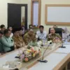 Pemanfaatan media sosial untuk informasi publik.