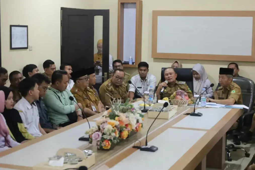 Pemanfaatan media sosial untuk informasi publik.