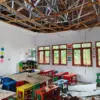 Gedung pendidikan usia dini rusak tertimpa pohon.