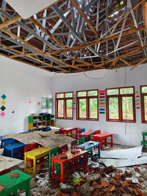 Gedung pendidikan usia dini rusak tertimpa pohon.