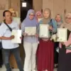 Perusahan serahkan ijazah.