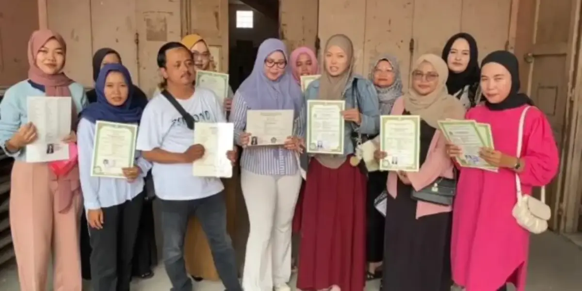 Perusahan serahkan ijazah.