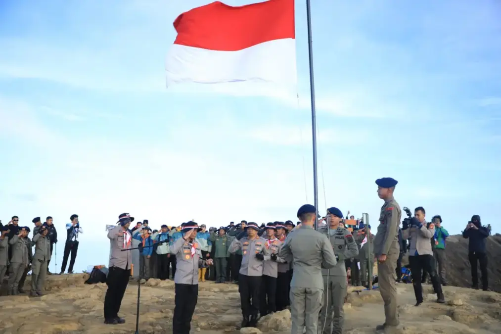 Polda Jabar Gelar Upacara di Puncak Ciremai