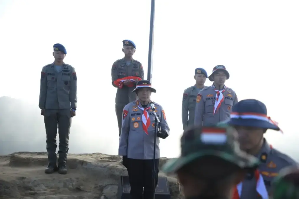 Upacara bendera di puncak gunung ciremai