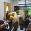 Pemasangan alat KB di Puskesmas Kadugede.