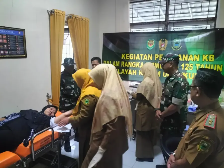 Pemasangan alat KB di Puskesmas Kadugede.