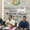Kajari Kuningan menetapkan status tersangka kepada pegawai bank pemerintah berinisial RMP.