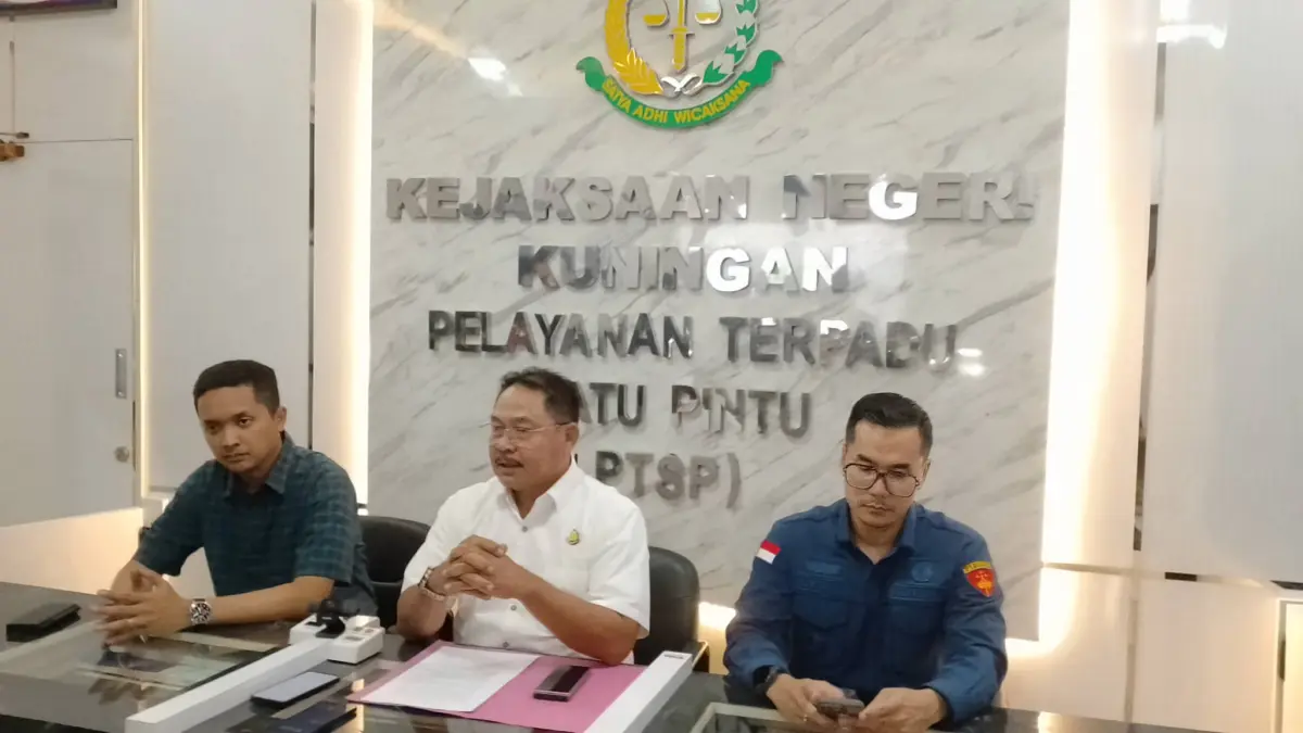 Kajari Kuningan menetapkan status tersangka kepada pegawai bank pemerintah berinisial RMP.