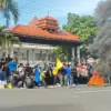 Aksi mahasiswa Kuningan unjukrasa di gedung DPRD.