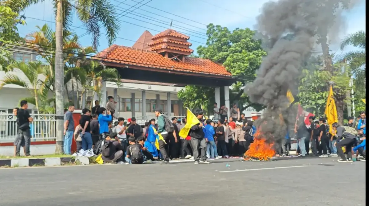 Aksi mahasiswa Kuningan unjukrasa di gedung DPRD.