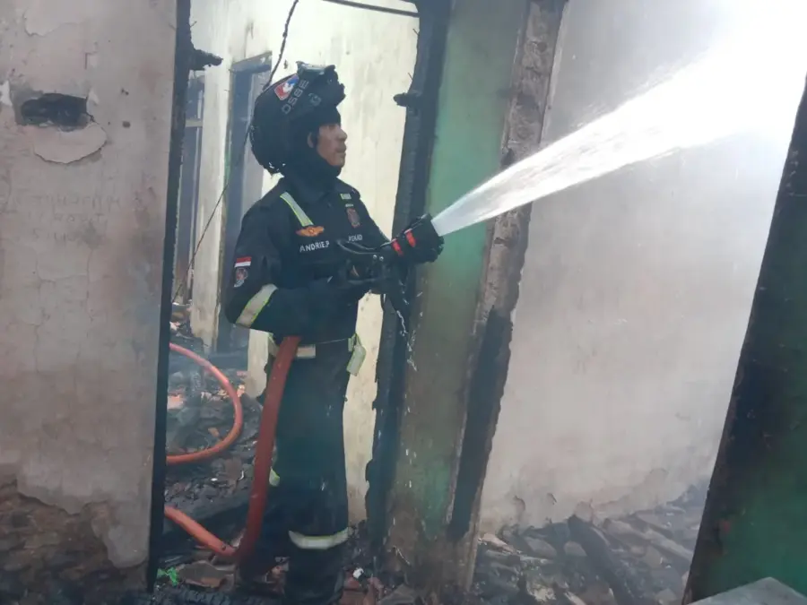 Petugas damkar kuningan