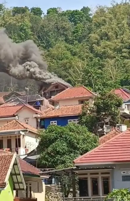 Kebakaran rumah di desa pamupukan, kecamatan Ciniru, kabupaten Kuningan.