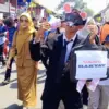 Teatrikal mahasiswa kritik pejabat korup.