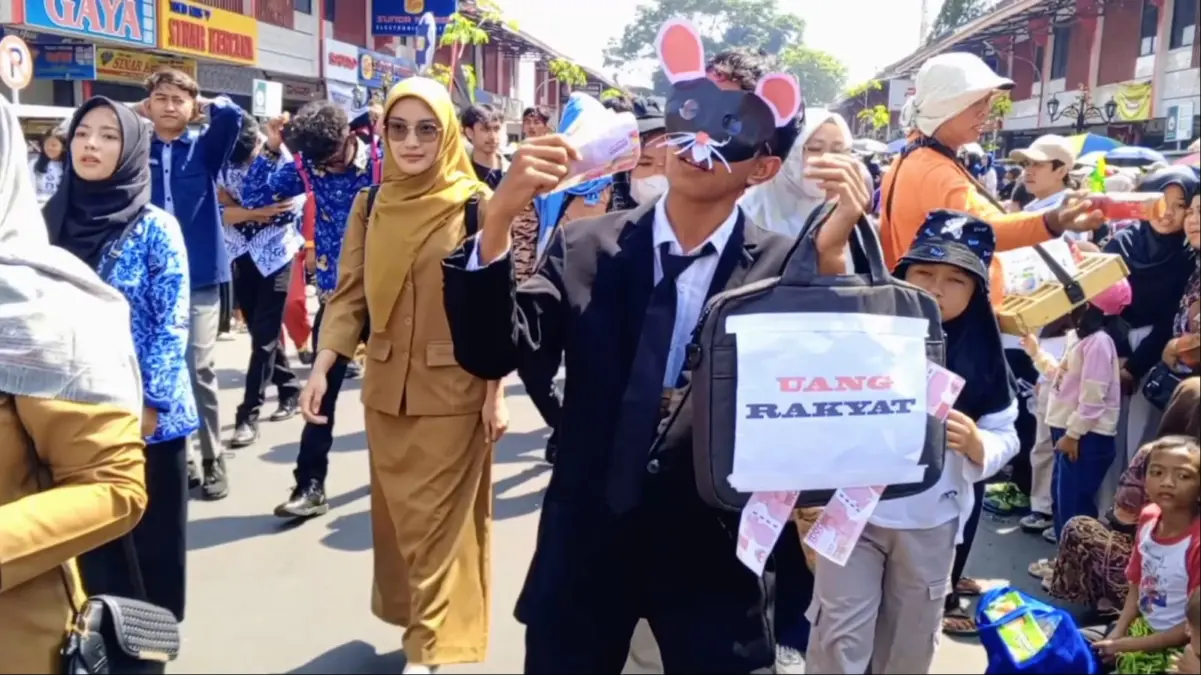 Teatrikal mahasiswa kritik pejabat korup.