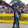 Teatrikal mahasiswa uniku tentang mata air.