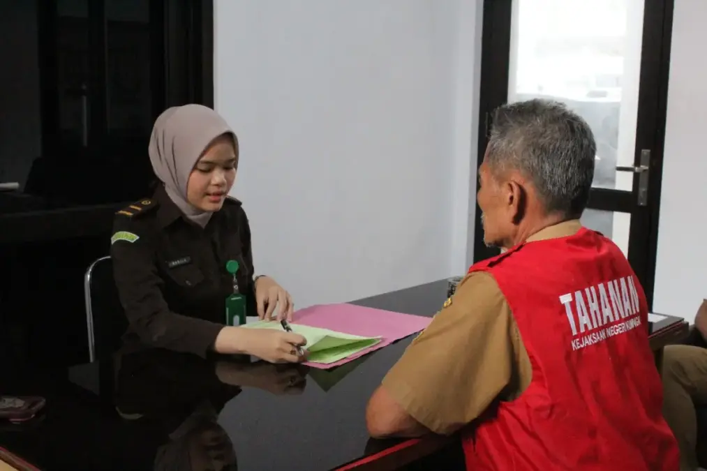 Kepala desa dan kaur ditangkap Kejari Kuningan.