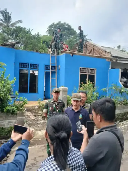 Ketua DPRD Kuningan, Nuzul Rachdy penuhi janji rehab rumah warga Linggarjati.