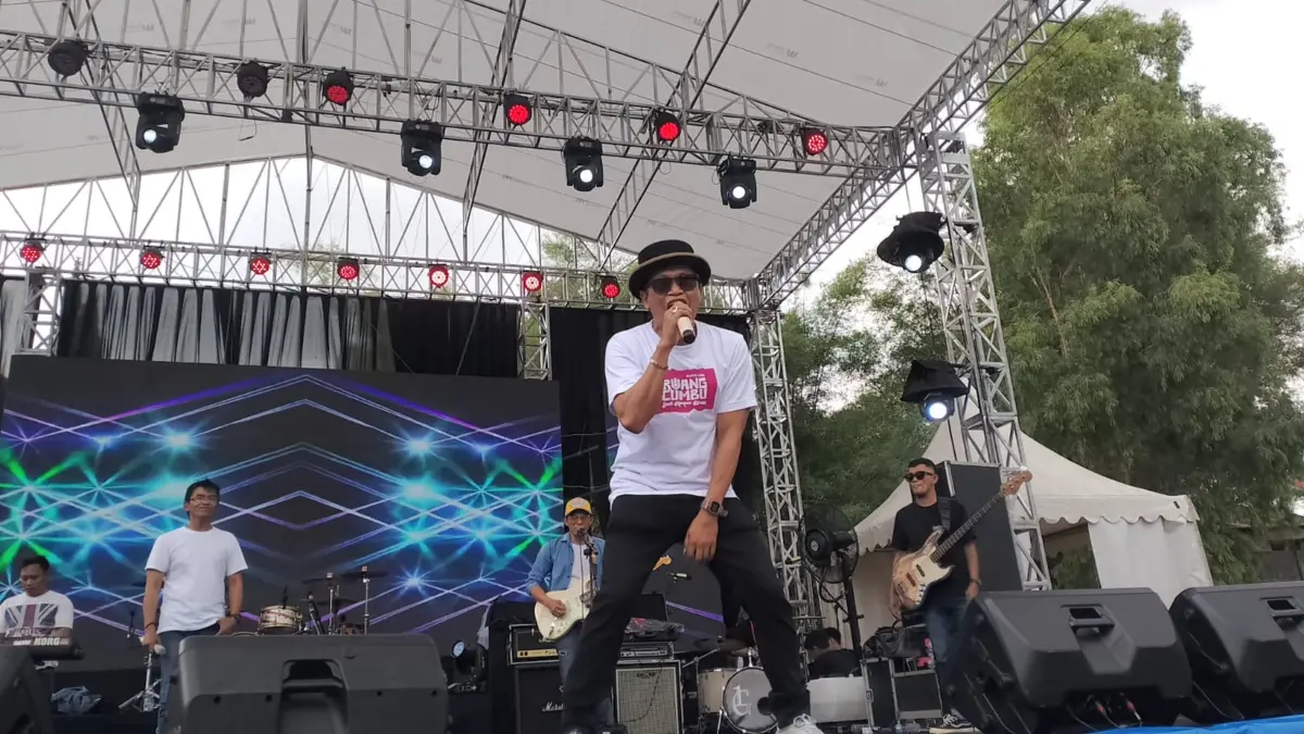 Vokalis Samgo Band, Ukas Suharfaputra tampil memukau.