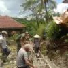 Bangun saluran irigasi