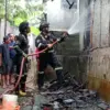 Damkar Kuningan padamkan api di rumah warga lansia.