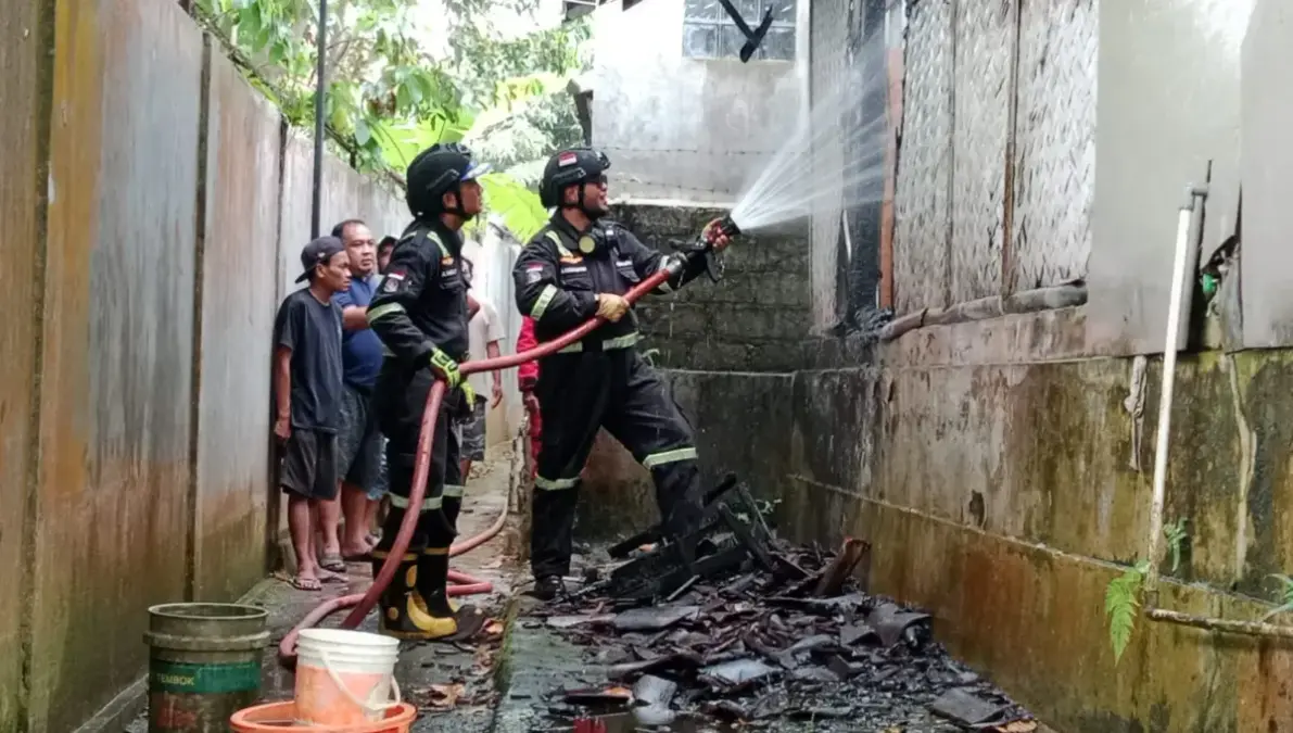 Damkar Kuningan padamkan api di rumah warga lansia.