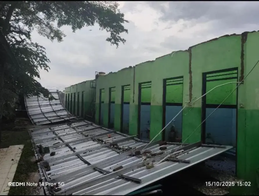Sekolah di Kecamatan Maleber rusak akibat angin kencang.