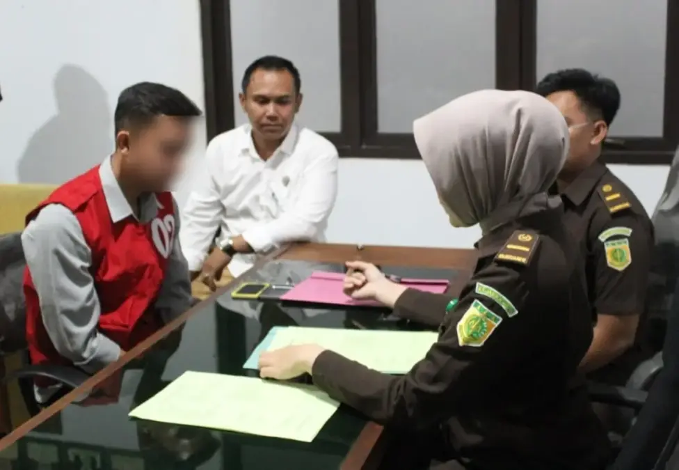 Kejari Kuningan Tahan Tiga Tersangka Baru Kasus Pencucian Uang Bank BUMN Tiga tersangka baru kasus TPPU di bank BUMN.