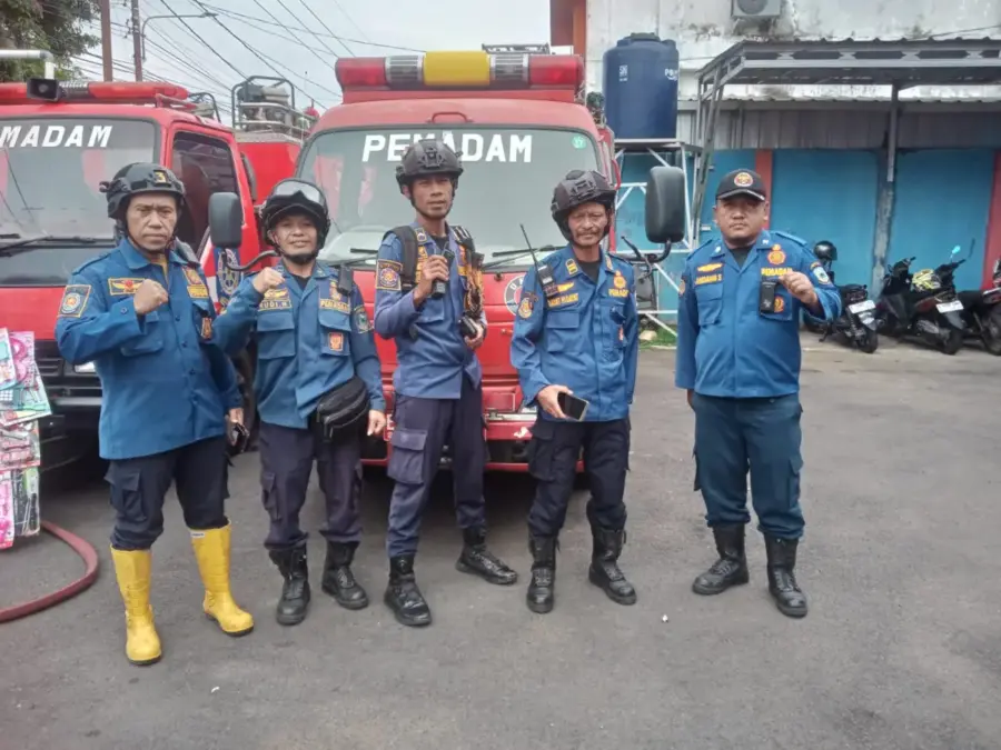 Pasca Mangsa Ternak, Ular Sanca Sepanjang 3 Meter Dievakuasi Petugas Damkar Kuningan Ular sanca dievakuasi petugas damkar. (Foto Damkar Kuningan)