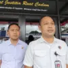 Polisi amankan tersangka penggelapan mobil rental.