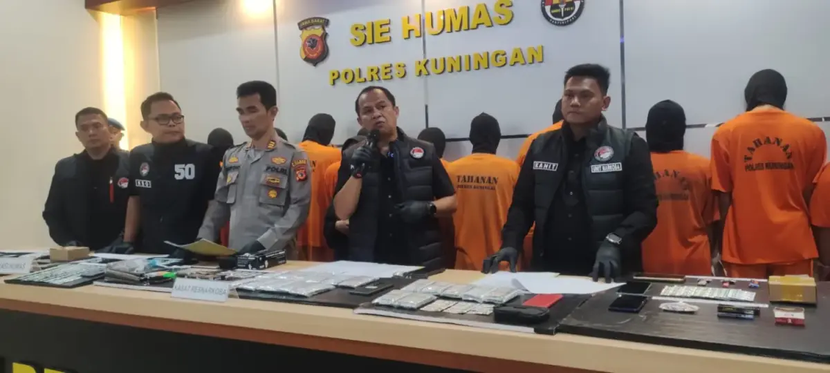 Polres Kuningan Ringkus 17 Pelaku Narkoba dan Obat Keras, Ada Mahasiswa hingga Buruh Harian Polres Kuningan Amankan 17 Tersangka Narkoba dan Obat Keras.