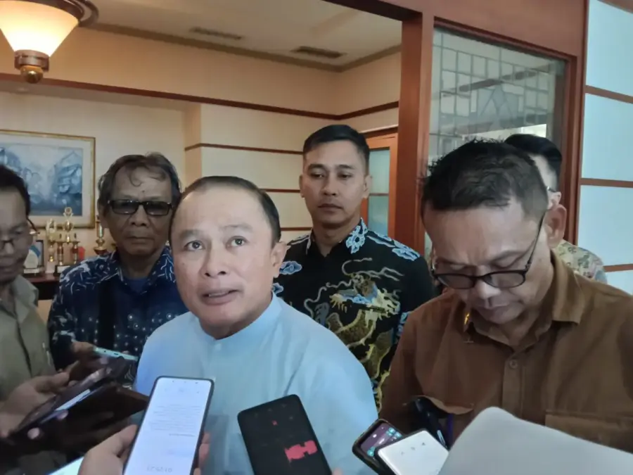 Bupati Kuningan H Dian Rachmat Yanuar usai akad kredit pinjaman di Aula Bank BJB Cabang Kuningan.