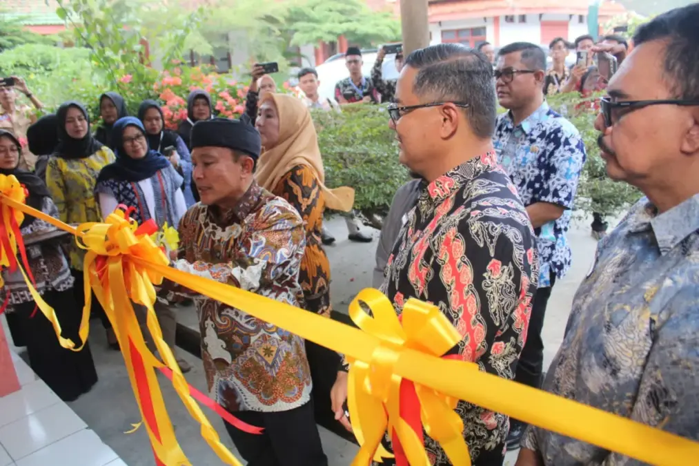 Sekolah rakyat Kuningan diresmikan.