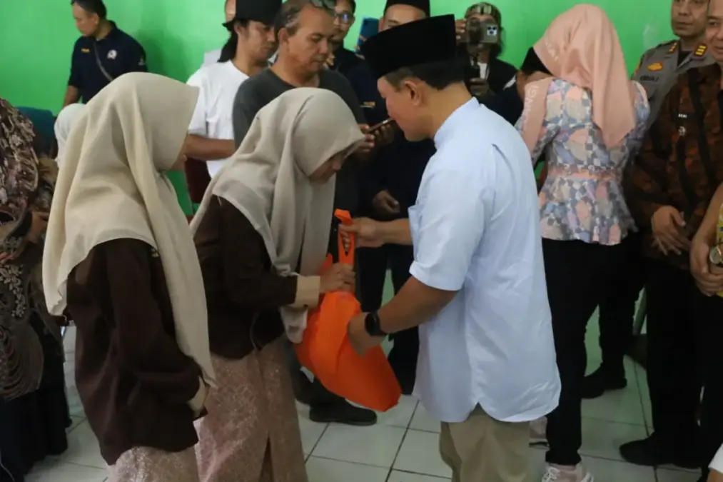 Bupati Kuningan serahkan bantuan di Harlah TKSK.