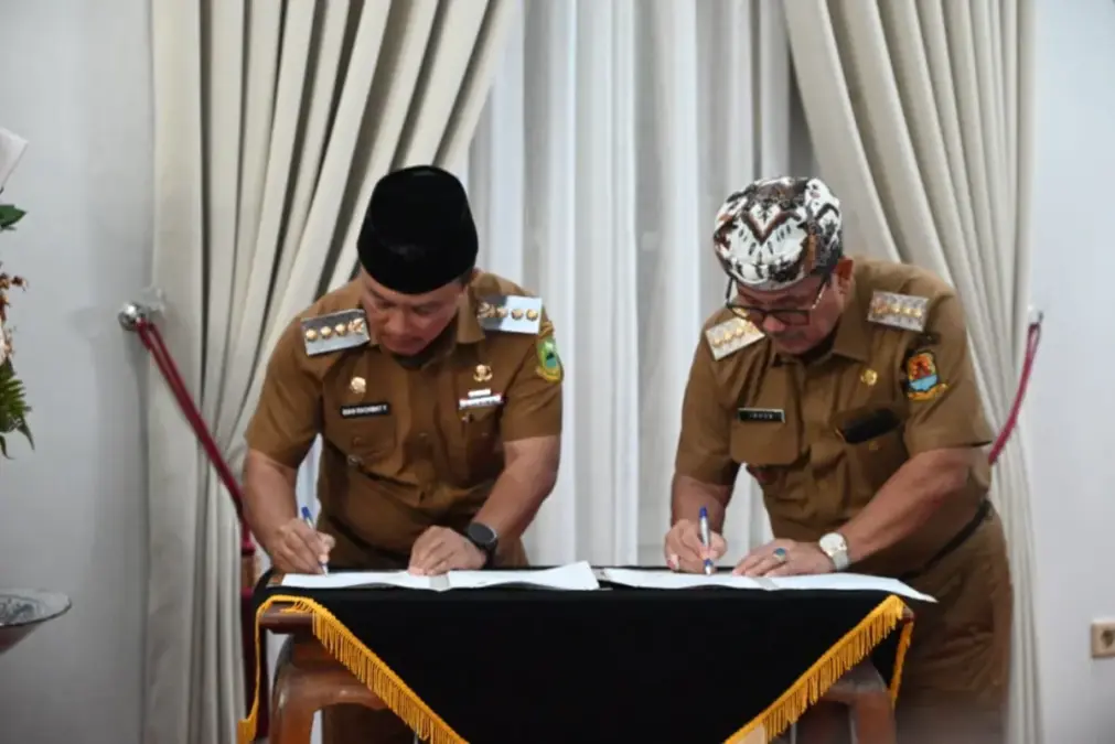 Kuningan dan Cirebon Sepakati Revisi Kerja Sama Pengelolaan Air Bupati Kuningan dan Bupati Cirebon. Teken Perubahan Kompensasi Air.