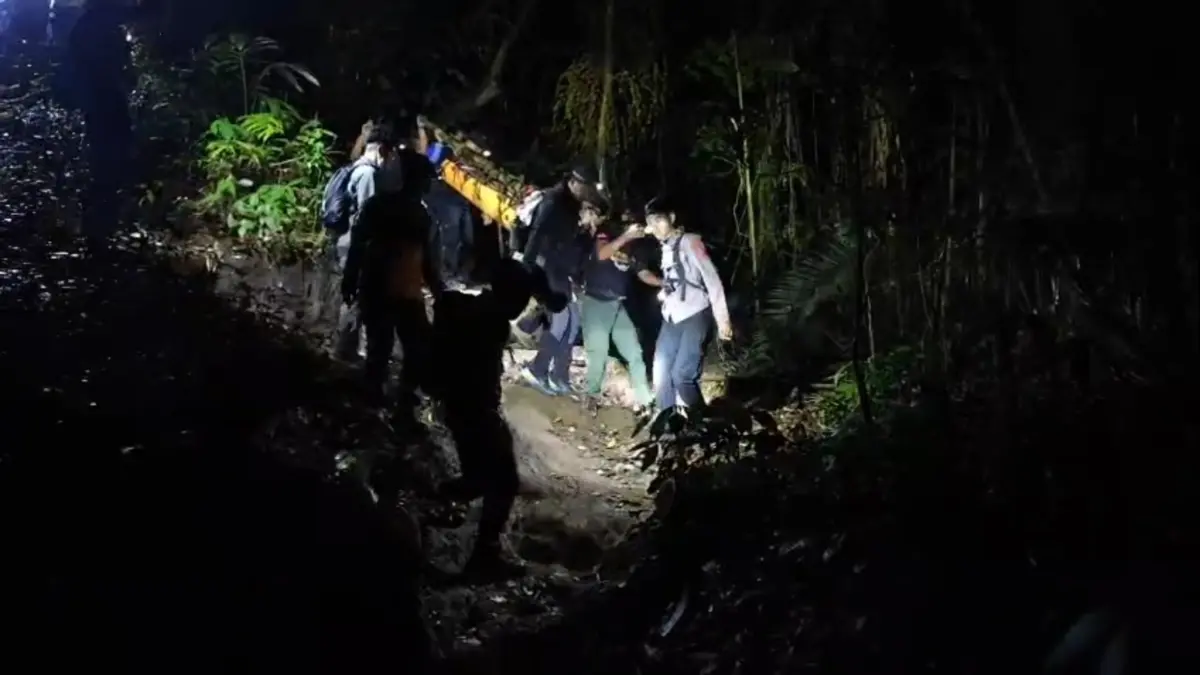 Evakuasi jenazah dari puncak gunung Ciremai