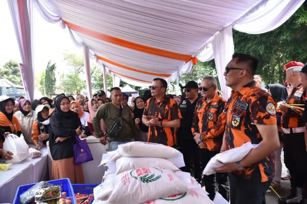 Ratusan Warga Antusias Serbu Pasar Murah di Pendapa Paramarta Kuningan Gebyar HUT Pemuda Pancasila, pasar murah Pendapa Paramarta, kegiatan sosial Kuningan