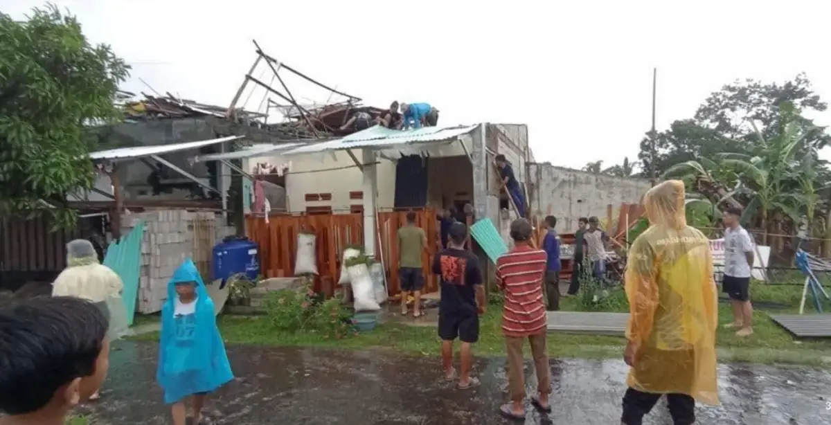 Angin Kencang Hantam Desa Subang, 11 Rumah Warga di Kuningan Rusak Diterjang Badai Bencana Angin Kencang di Kuningan