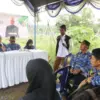 Petani mencatat hasil panen demplot teknologi pertanian modern Kuningan