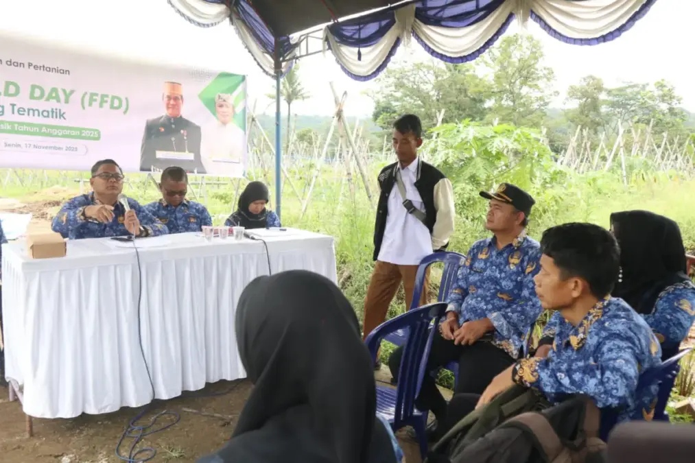 Petani mencatat hasil panen demplot teknologi pertanian modern Kuningan