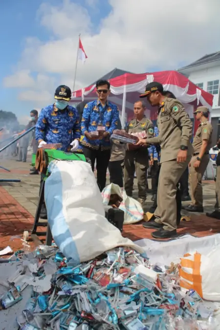 Pemkab Kuningan dan Bea Cukai Musnahkan 7,2 Juta Batang Rokok Ilegal di Ciayumajakuning Pemusnahan rokok ilegal