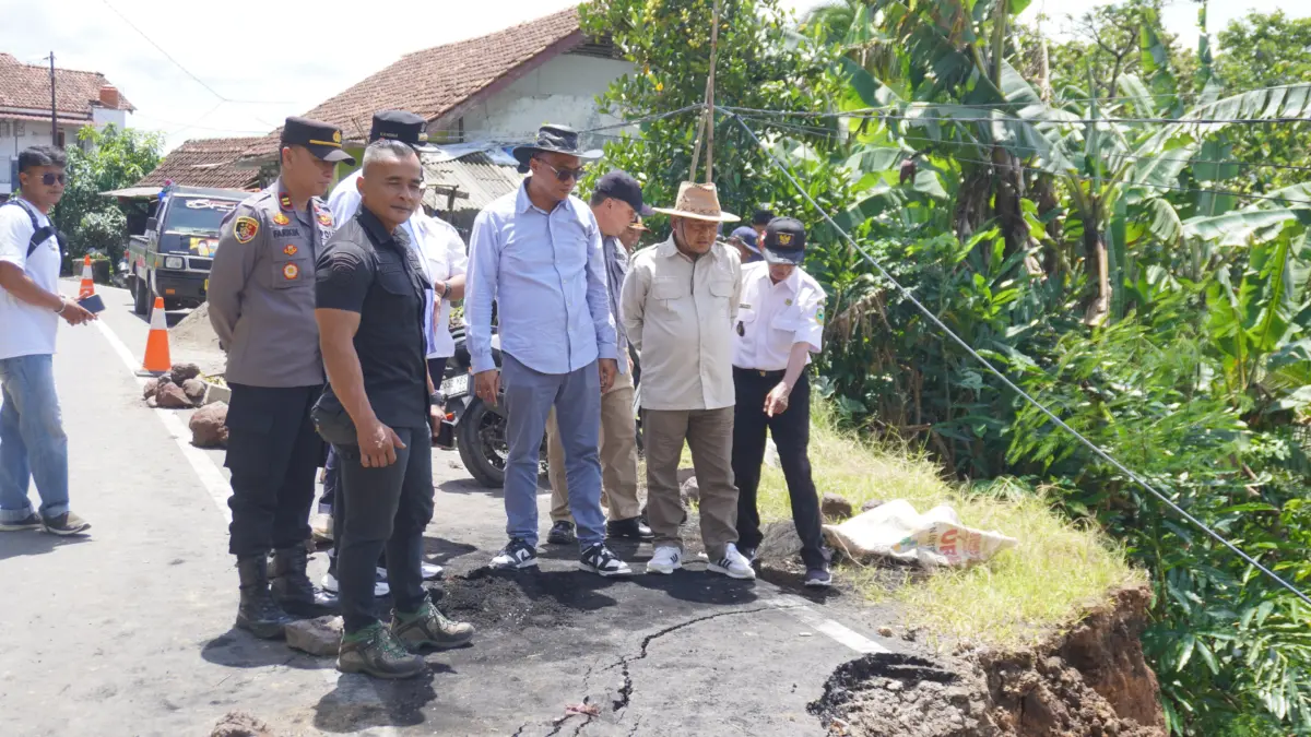 Komisi III Tinjau jalan amblas