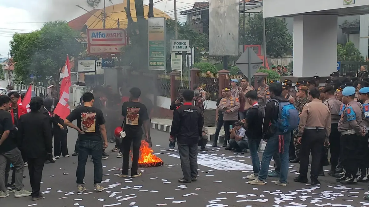 Bakar Ban dan Lempar Telur, Warnai Aksi Unjukrasa Hari Anti Korupsi 2025 di Kuningan Aksi massa di hari anti korupsi sedunia