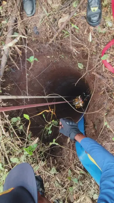 Pria 56 Tahun Ditemukan Tak Bernyawa di Dasar Sumur, Damkar Kuningan Lakukan Evakuasi Dramatis Evakuasi korban terjatuh ke sumur