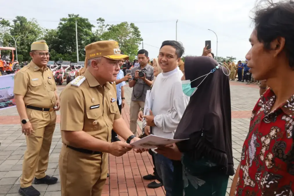 Solidaritas ASN dan Warga Kuningan, Donasi Rp1,1 Miliar Disalurkan untuk Korban Bencana Bupati Kuningan serahkan bantuan
