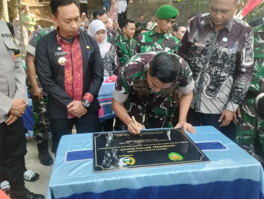 Dandim Resmikan jembatan Garuda di Desa Cibuntu.