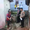 Polisi melakukan olah TKP di lokasi pembunuhan